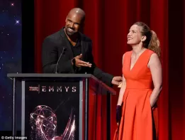 Shemar Moore y Anna Chlumsky anunciando los nominados a los Emmy Awards 2017