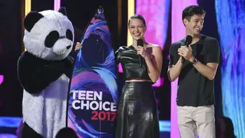 Melissa Benoist y Grant Gustin con un oso panda y una tabla de surf en el escenario de los Teen Choice 2017