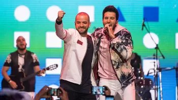 Nacho y Sebastián Yatra cantando "Alguien Robó" en los KCA Colombia 2017