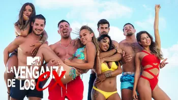 Elenco de La Venganza de los Ex. Cuatro parejas de hombres y mujeres abrazados en la playa