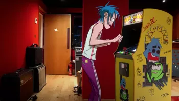 Murdoc Niccals de Gorillaz, jugando videojuegos en una máquina arcade