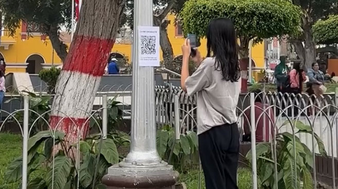 Mujer curiosa escaneando código QR de campaña de marketing de restaurante en Perú