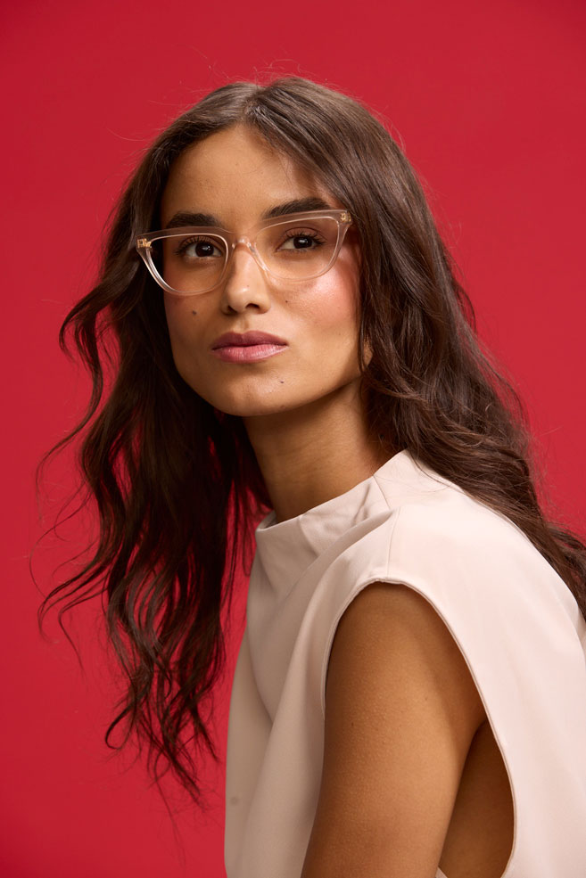 Mujer con lentes transparentes