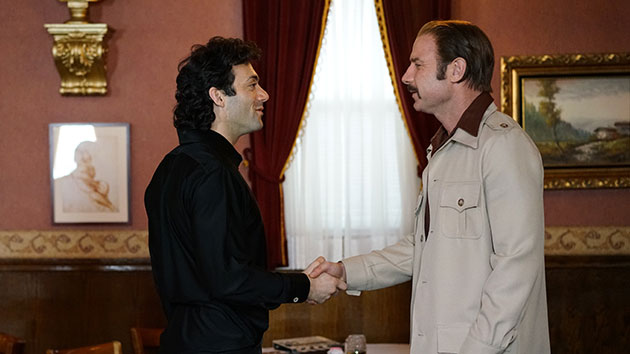 Morgan Spector como Sylvester Stallone y Liev Schreiber como Chuck Wepner en The Bleeder