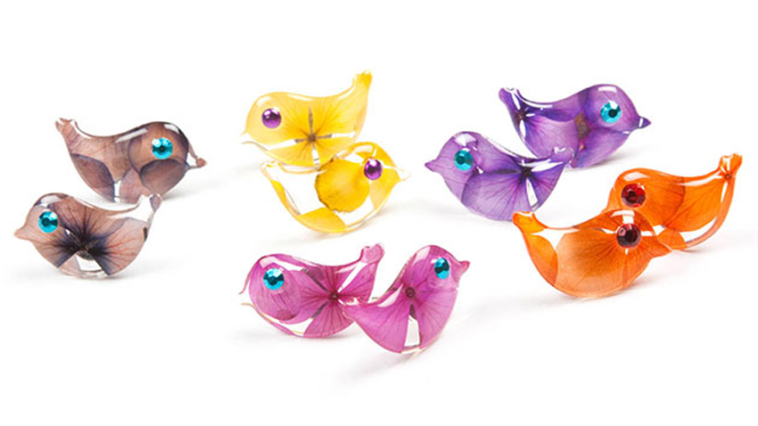 Aretes en forma de pájaros, con flores colombianas