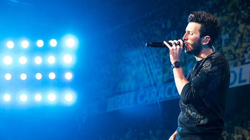Sebastián Yatra cantando en la celebración de los 25 años de Gol Caracol