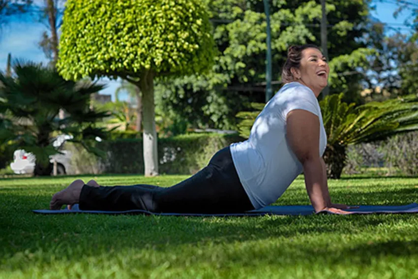 Mujer haciendo actividad física para contrarrestar la obesidad