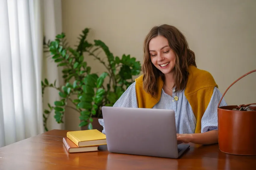 Mujer joven estudiando virtualmente en su laptop