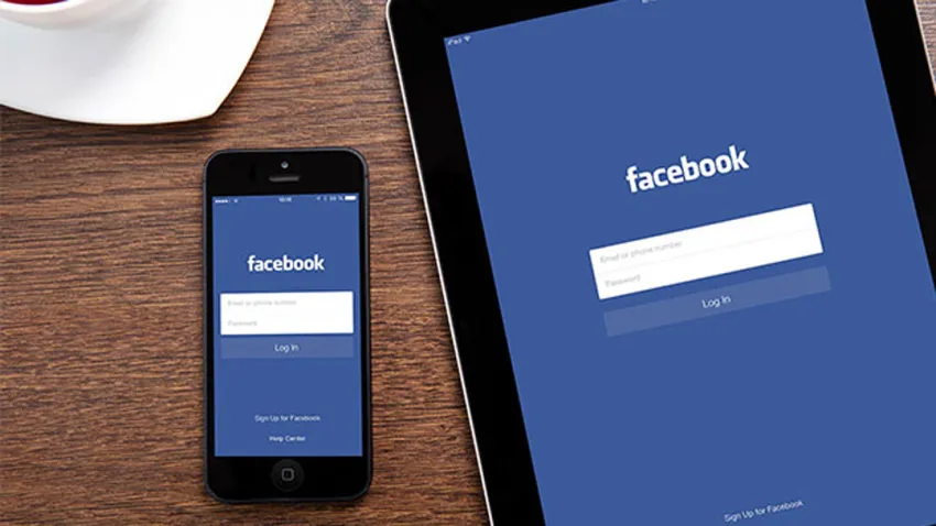 App de Facebook en un iPhone y un iPad que están sobre un escritorio