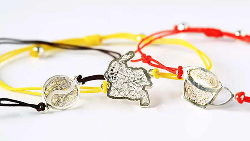 Artesanías en filigrana de plata: grano de café, mapa de Colombia y taza de café