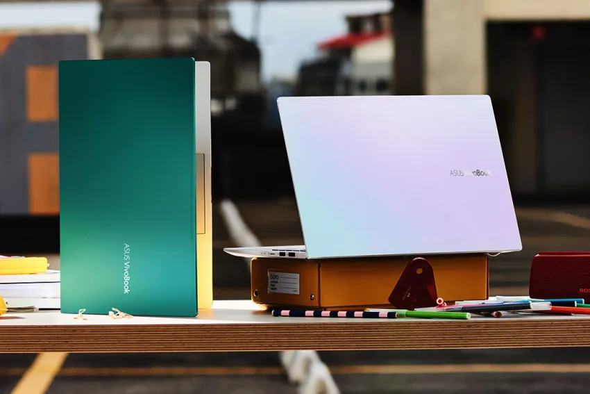 Dos portátiles Asus VivaBook sobre un escritorio