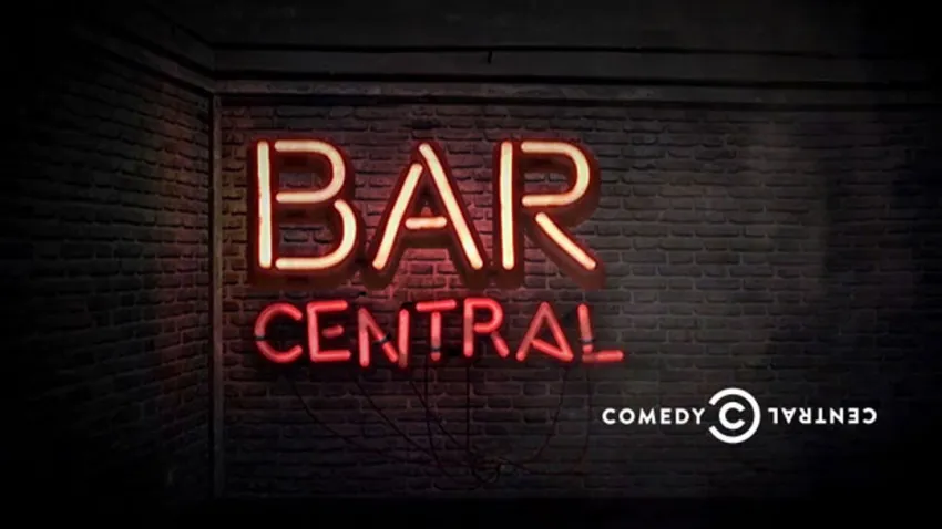 Letras de neón que dicen BAR CENTRAL, sobre una pared de ladrillo