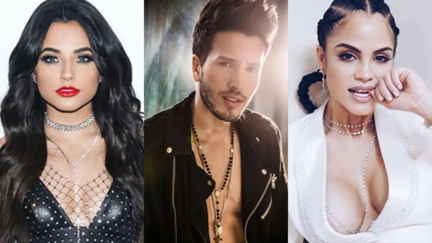 Becky G con escote negro, Sebastián Yatra con camisa negra abierta, Natti Natasha con escote blanco