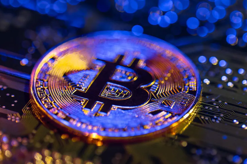 Moneda dorada con el logo de Bitcoin