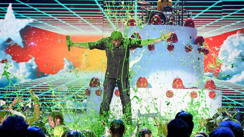 Blake Shelton bañado de Slime en los KCA 2016