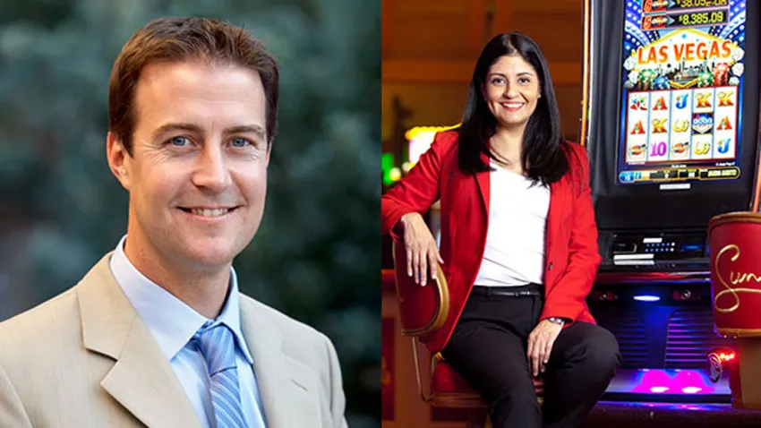 Bo Bernhard de saco y corbata, y Mariela Huenchumilla con chaqueta roja, camisa blanca y pantalón negro, sentada en máquina tragamonedas