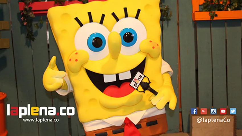Bob Esponja sosteniendo el micrófono de laplena.co