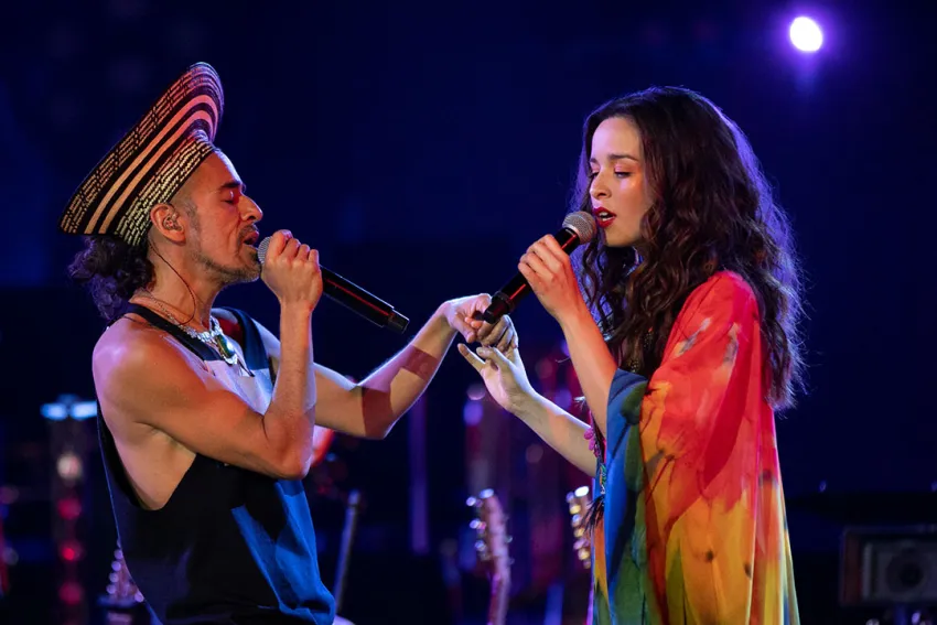 Catalina García y Rubén Albarrán cantando "Enamorada" - MTV Unplugged: Café Tacvba