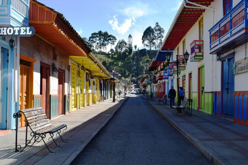 Calle con casas de colores