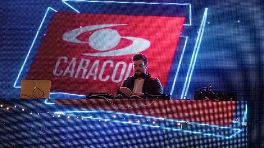 DJ tocando en la tarima de Caracol Next