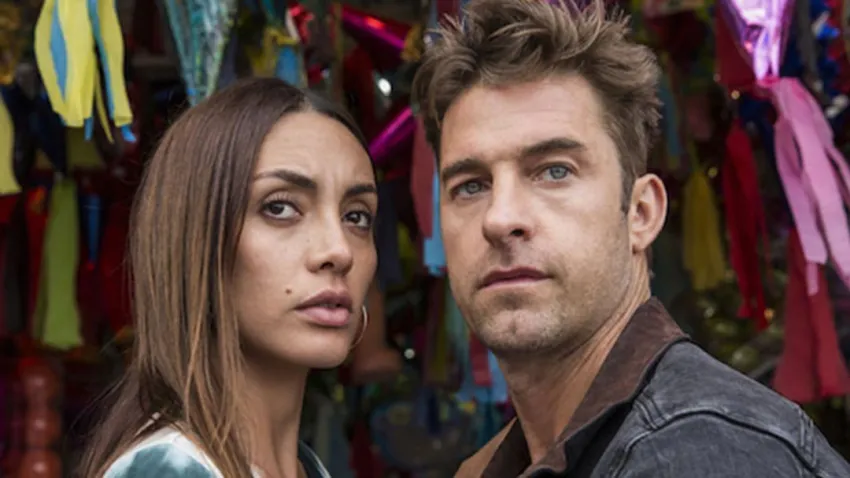 Carolina Guerra como Lucy y Scott Speedman como Baz en la segunda temporada de la serie Animal Kingdom