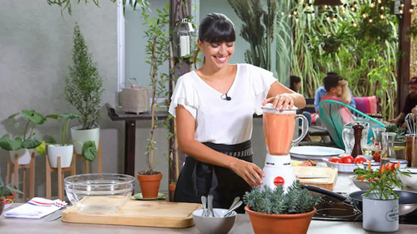 Felicitas Pizarro en la cocina utilizando una licuadora