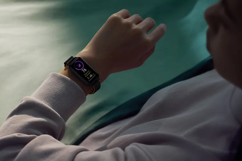 Chica usando la Huawei Band 8 en la muñeca izquierda