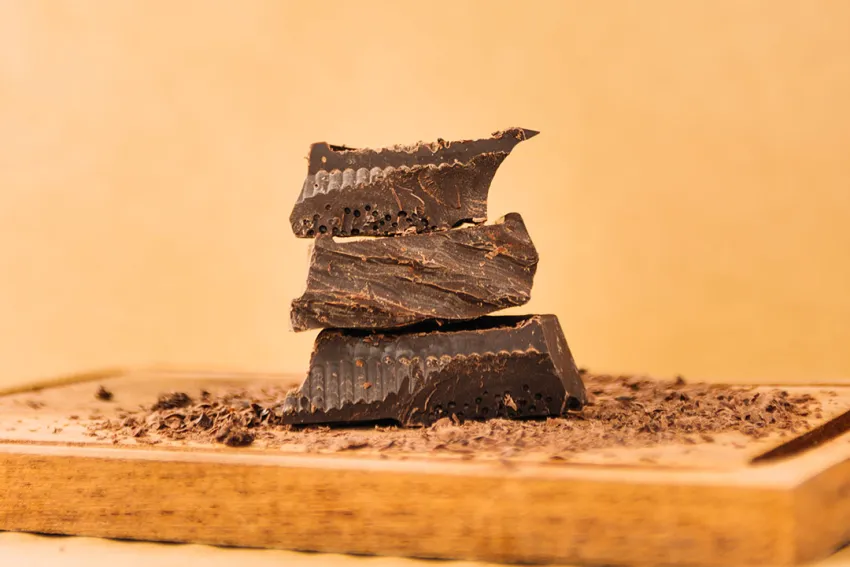 Pedazos de chocolate sobre una tabla de madera