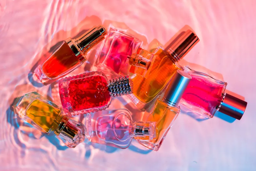 Colección de botellas de perfumes pequeños - Freepik