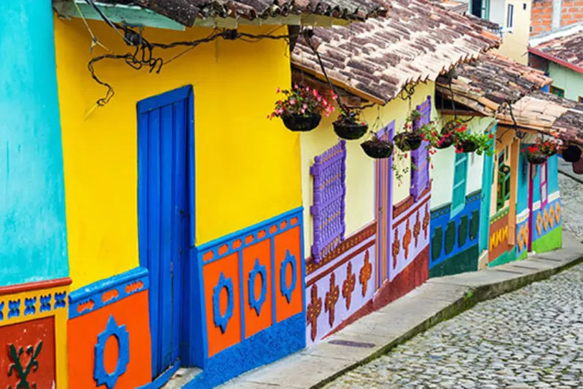 Casas pintadas de colores vivos en Colombia