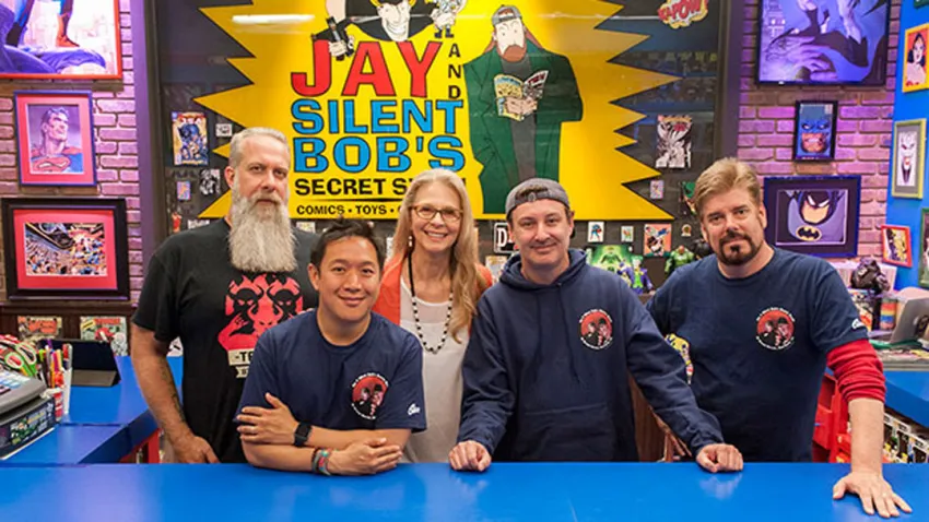 Elenco de Comic Book Men detrás del mostrador de la tienda de Comics