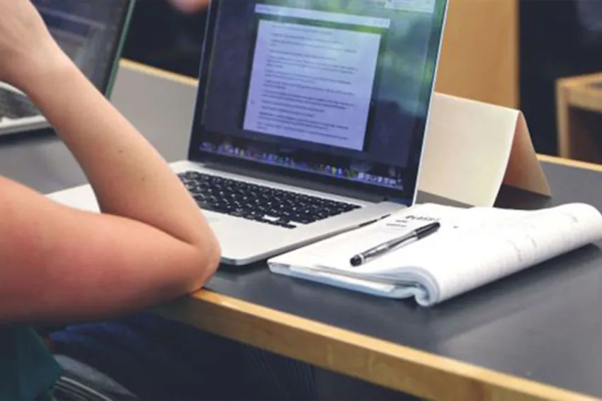 Joven frente a su computador portátil haciendo un curso online en SENA Sofia