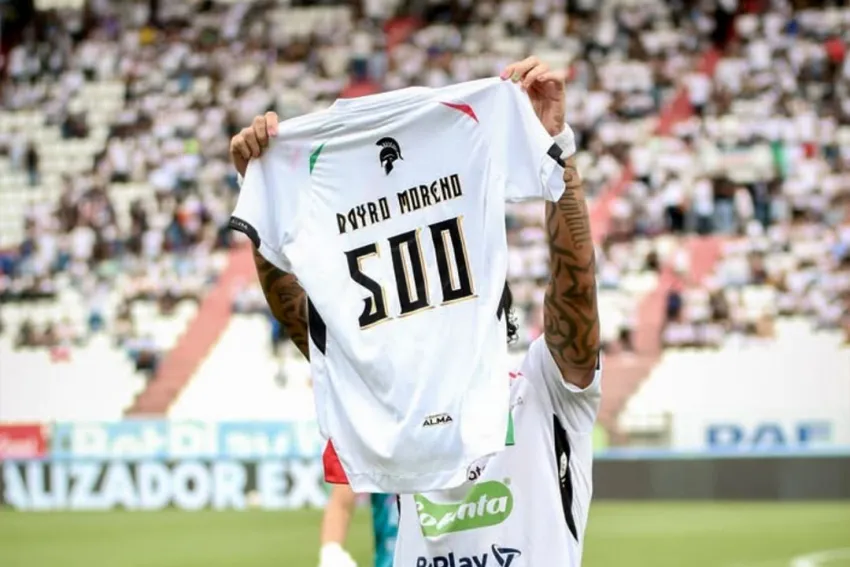 Dayro Moreno exhibiendo su camiseta del partido número 500