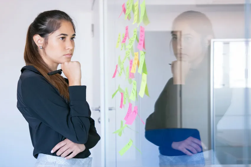 Mujer joven pensativa