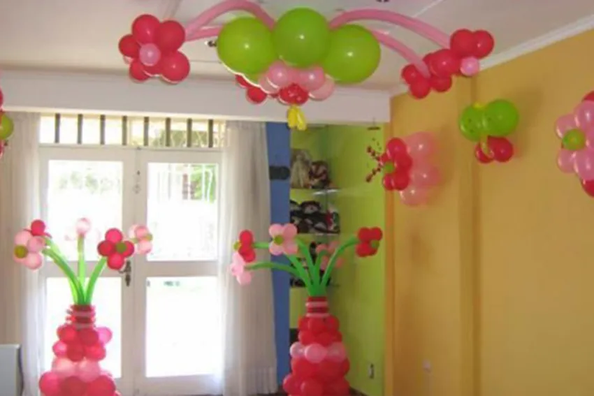 Arreglo decorativo con globos rosados y verdes