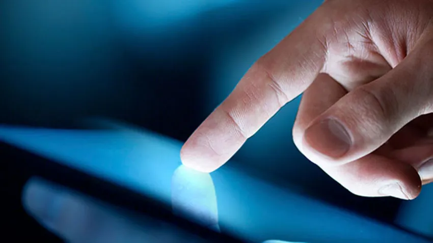 Dedo índice sobre pantalla táctil de dispositivo digital