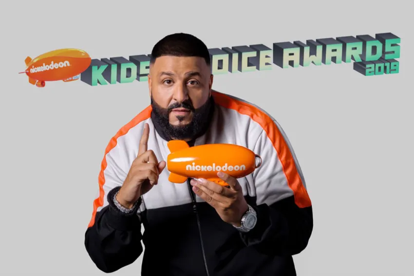 DJ Khaled sosteniendo el Nickelodeon Kids’ Choice Awards