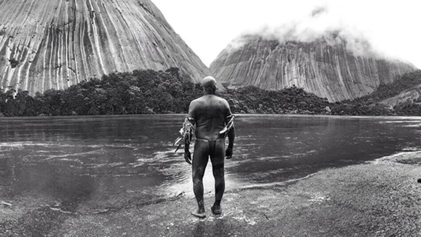 El Abrazo de la Serpiente - Plano general de un indígena de espaldas, a orillas de un río.