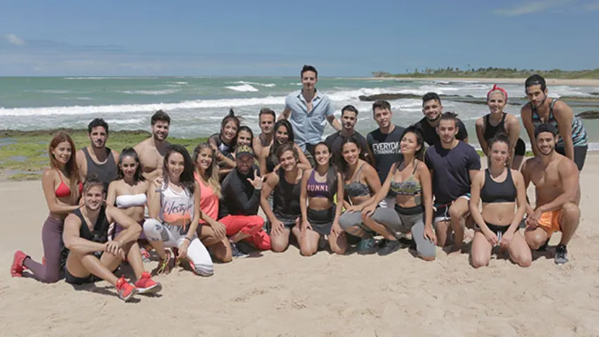 Elenco de "Are you the One? El Match Perfecto" en la orilla de la playa