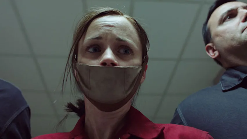 Elisabeth Moss con tapabocas interpretando papel protagónico en "The Handmaid’s Tale"