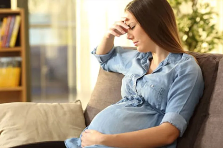 Mujer embarazada preocupada