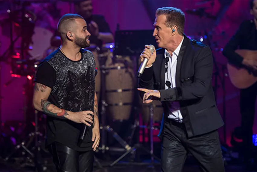 Nacho y Emmanuel cantando a dúo en el Emmanuel: MTV Unplugged