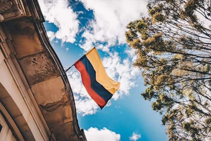 Bandera de Colombia izada en una fachada
