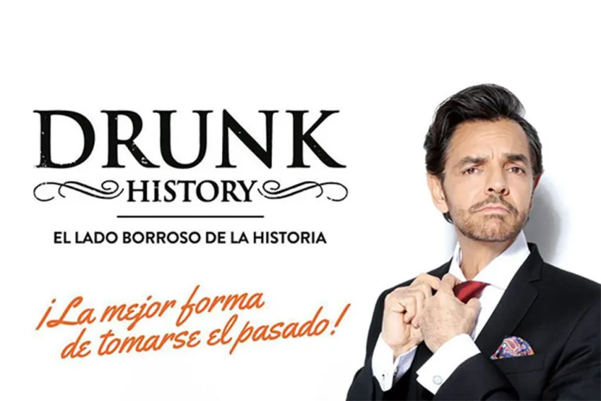 Eugenio Derbez de saco y corbata como presentador de Drunk History de Comedy Central