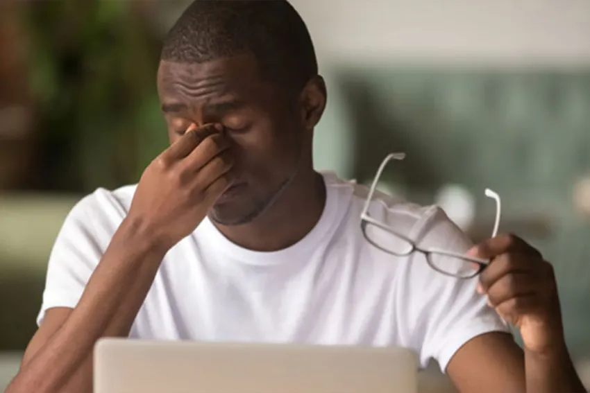 Hombre con fatiga visual - Teletrabajo