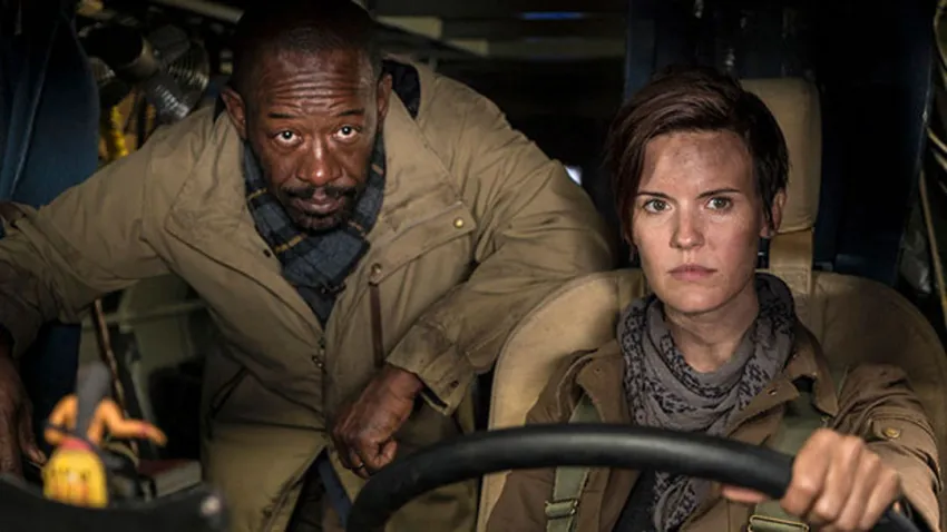 Maggie Grace conduciendo una camioneta junto a Lennie James en Fear The Walking Dead