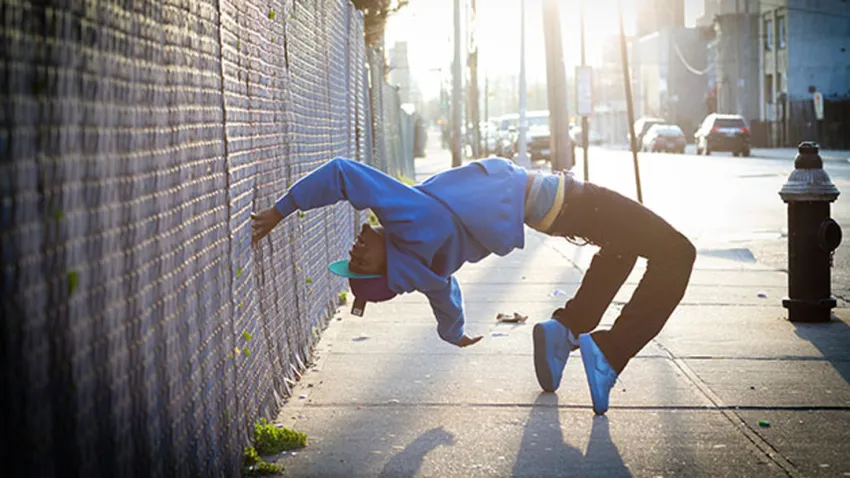 Bailarín urbano arqueado hacia atrás y con los pies en punta