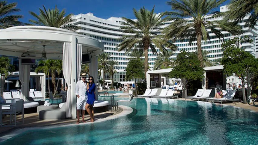 Pareja en la piscina del Hotel Fontainebleau Miami Beach