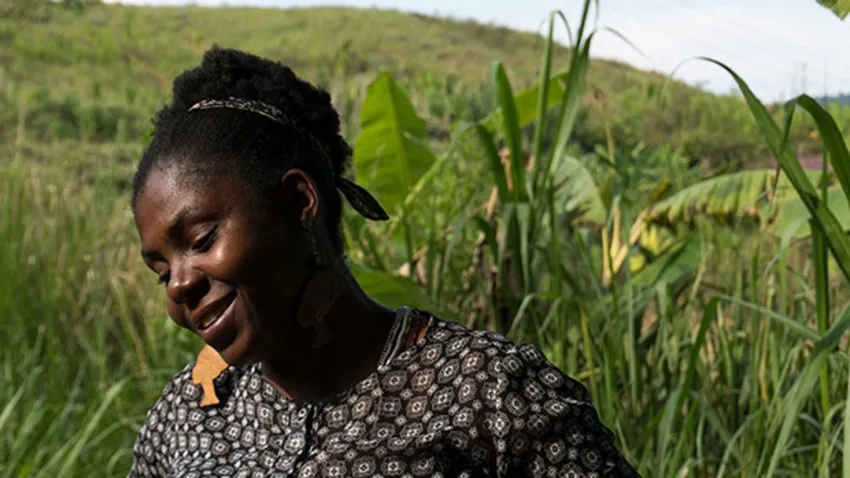 Francia Márquez sonriendo en un campo verde
