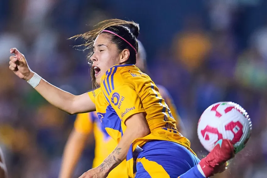 Jacqueline "La Maga" Ovalle anotando un golazo en la Liga MX Femenil